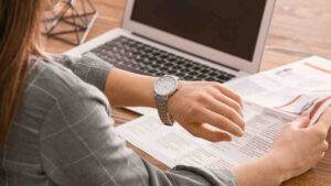 AI-powered work: Efficiency gains and human skills erosion